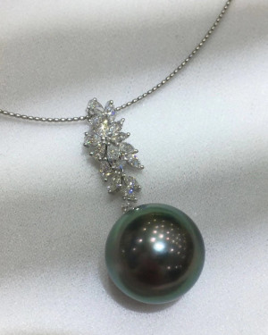 Peacock Tahitian Black Pearl and Diamond Pendant/ Necklace