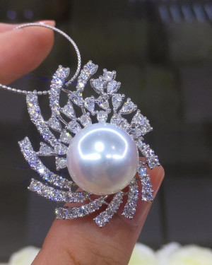 AAAA+, White South Sea Pearls and Diamond Pendant